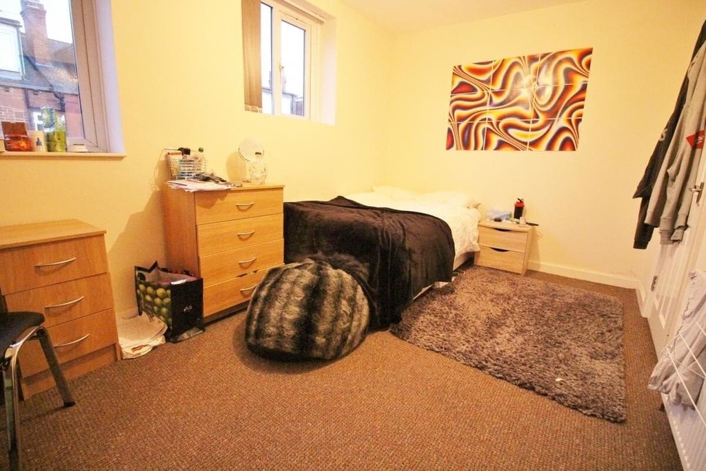 Photo of 6 Bedroom Mid Terraced House in 41 Royal Park Road, Leeds, LS6 1JJ