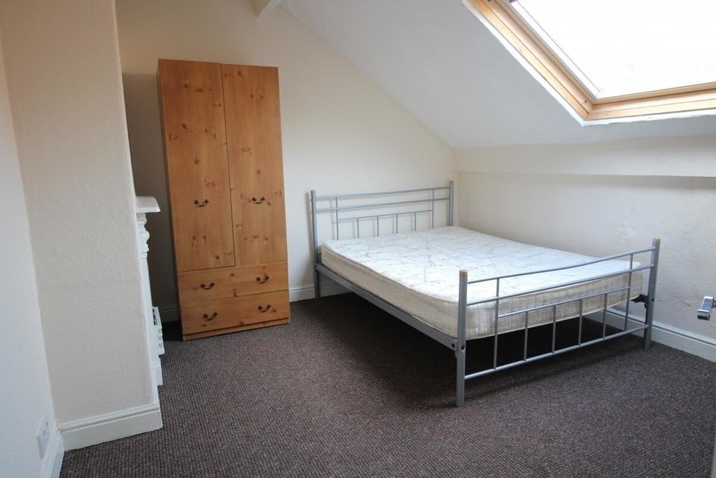 Photo of 6 Bedroom Mid Terraced House in 3 Claremont View, Leeds, LS3 1AU
