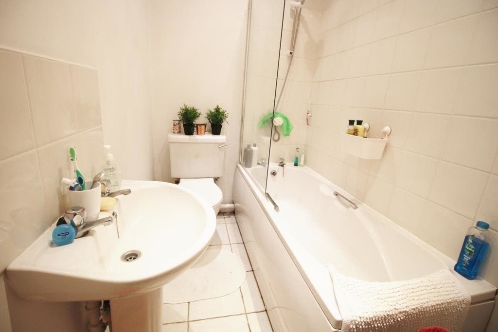 Photo of 6 Bedroom Mid Terraced House in 3 Claremont View, Leeds, LS3 1AU
