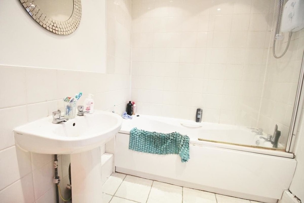 Photo of 6 Bedroom Mid Terraced House in 3 Claremont View, Leeds, LS3 1AU