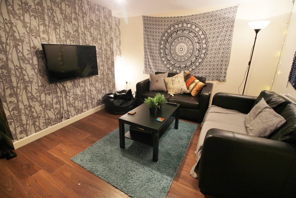 Photo of 6 Bedroom Mid Terraced House in 3 Claremont View, Leeds, LS3 1AU