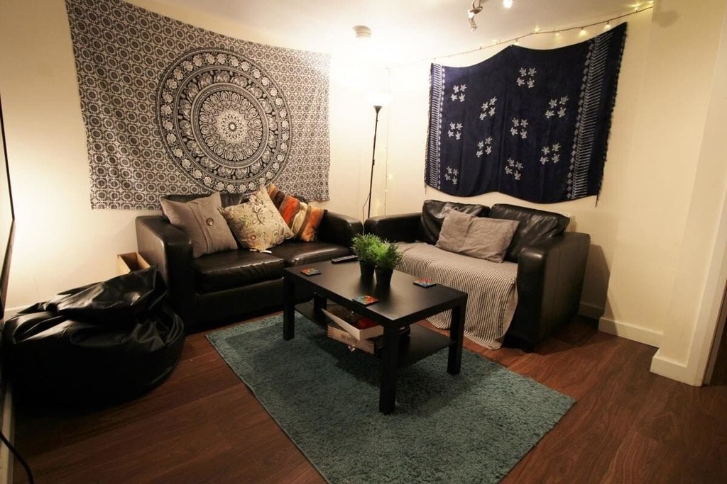 Photo of 6 Bedroom Mid Terraced House in 3 Claremont View, Leeds, LS3 1AU