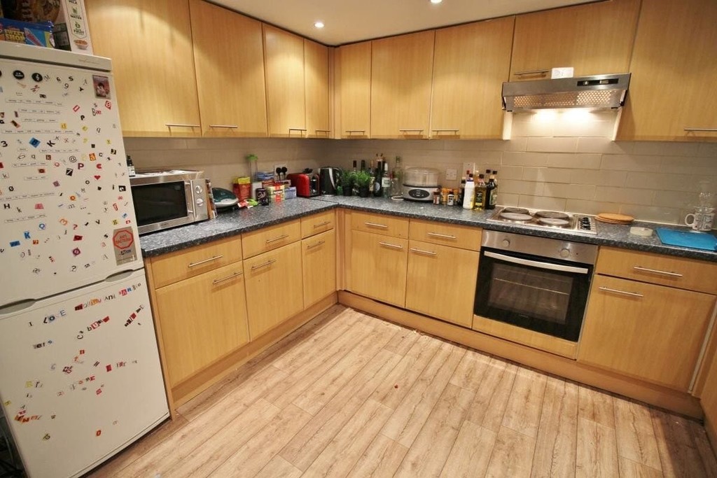 Photo of 6 Bedroom Mid Terraced House in 3 Claremont View, Leeds, LS3 1AU