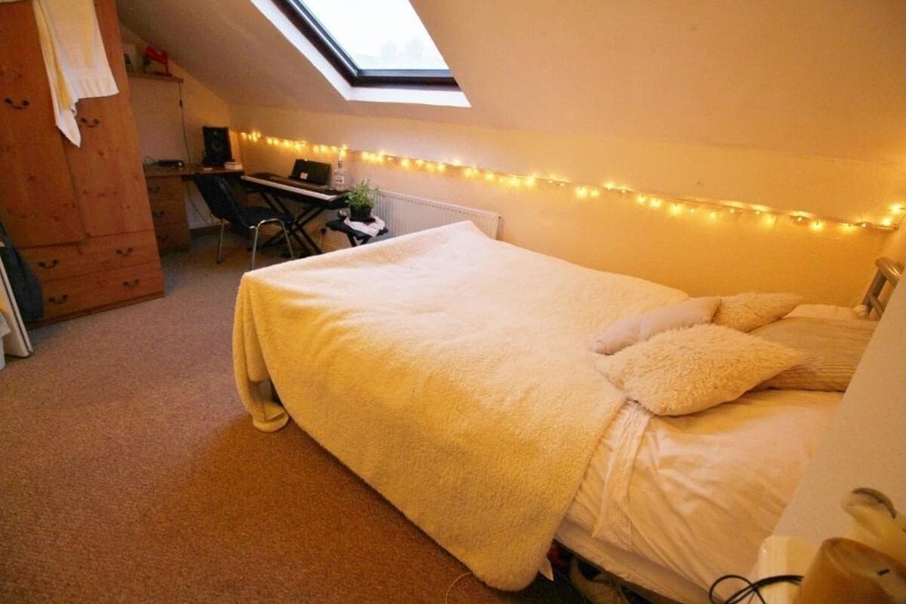 Photo of 6 Bedroom Mid Terraced House in 3 Claremont View, Leeds, LS3 1AU