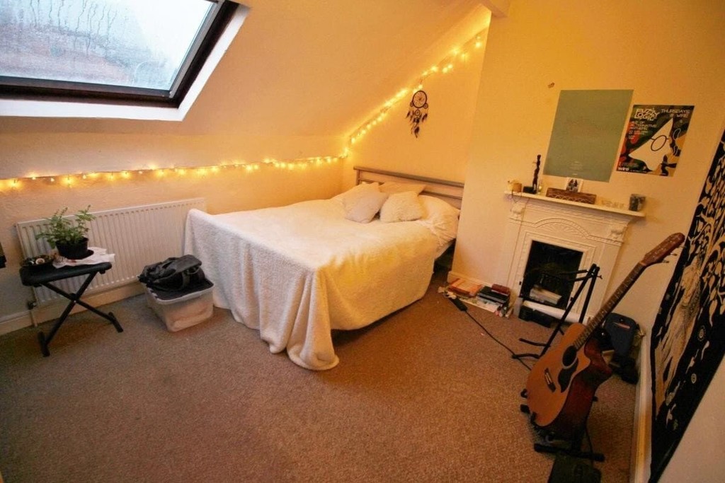 Photo of 6 Bedroom Mid Terraced House in 3 Claremont View, Leeds, LS3 1AU