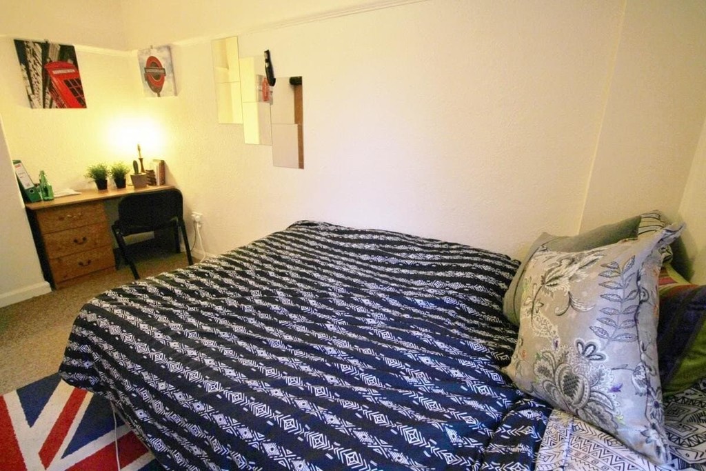 Photo of 6 Bedroom Mid Terraced House in 3 Claremont View, Leeds, LS3 1AU