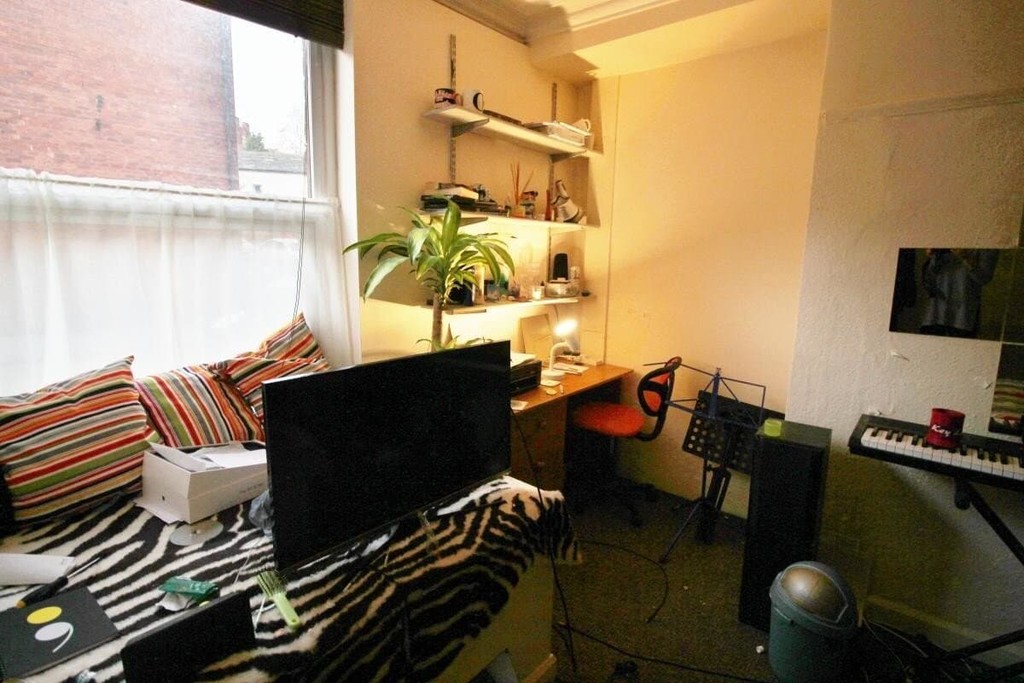 Photo of 6 Bedroom Mid Terraced House in 3 Claremont View, Leeds, LS3 1AU