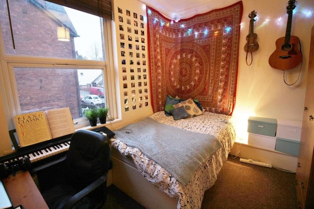 Photo of 6 Bedroom Mid Terraced House in 3 Claremont View, Leeds, LS3 1AU
