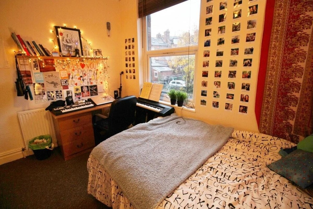Photo of 6 Bedroom Mid Terraced House in 3 Claremont View, Leeds, LS3 1AU