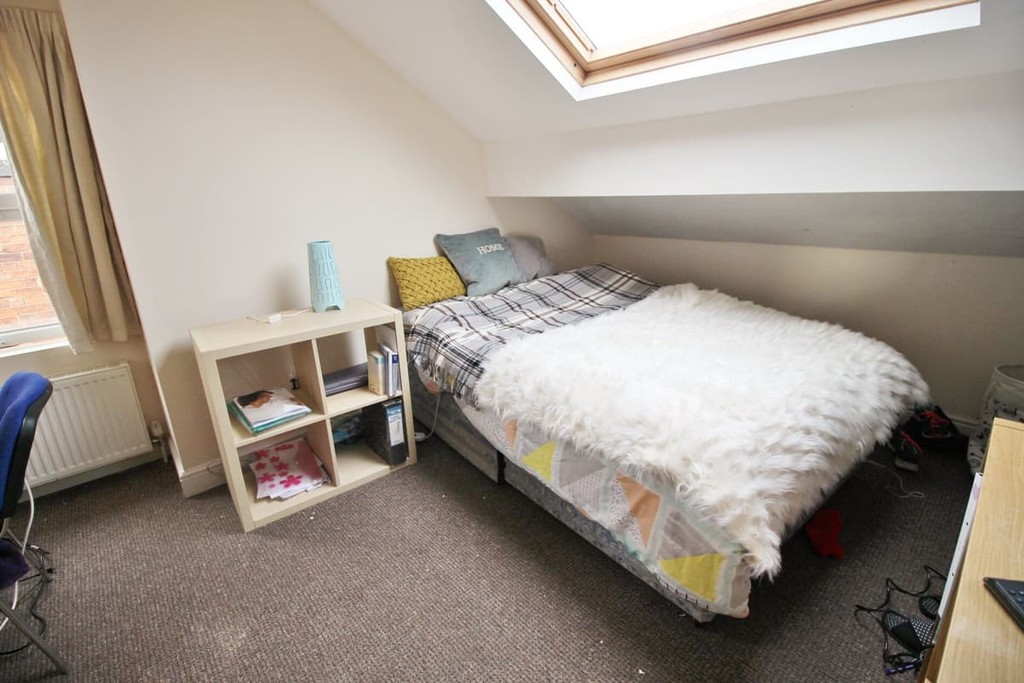 Photo of 6 Bedroom Semi-Detached House in 11 Derwentwater Terrace, Leeds, LS6 3JL
