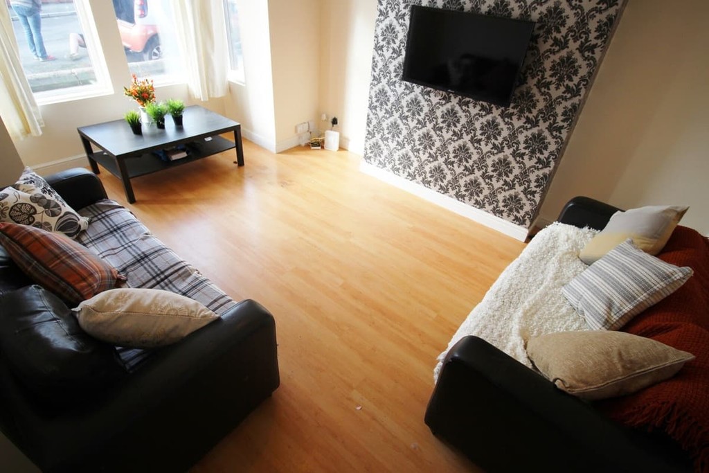 Photo of 6 Bedroom Semi-Detached House in 11 Derwentwater Terrace, Leeds, LS6 3JL