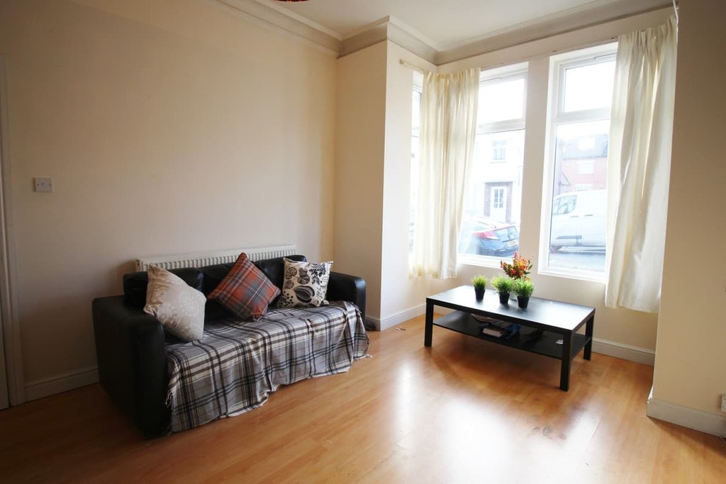 Photo of 6 Bedroom Semi-Detached House in 11 Derwentwater Terrace, Leeds, LS6 3JL