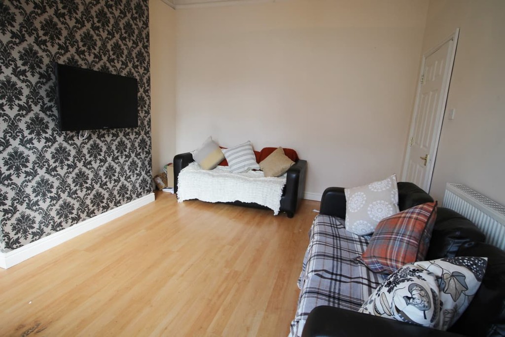 Photo of 6 Bedroom Semi-Detached House in 11 Derwentwater Terrace, Leeds, LS6 3JL