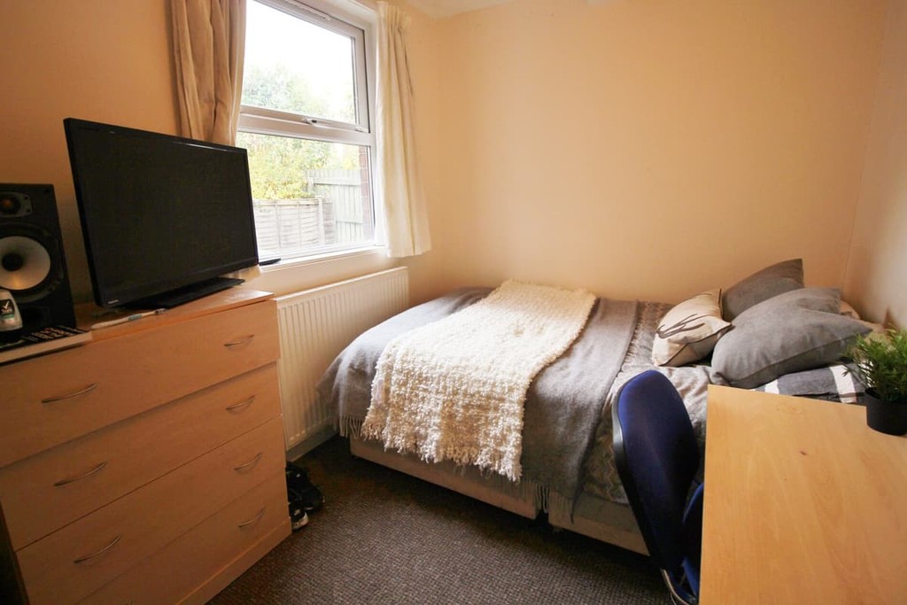 Photo of 6 Bedroom Semi-Detached House in 11 Derwentwater Terrace, Leeds, LS6 3JL