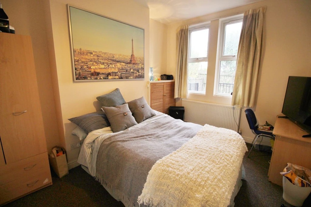 Photo of 6 Bedroom Semi-Detached House in 11 Derwentwater Terrace, Leeds, LS6 3JL