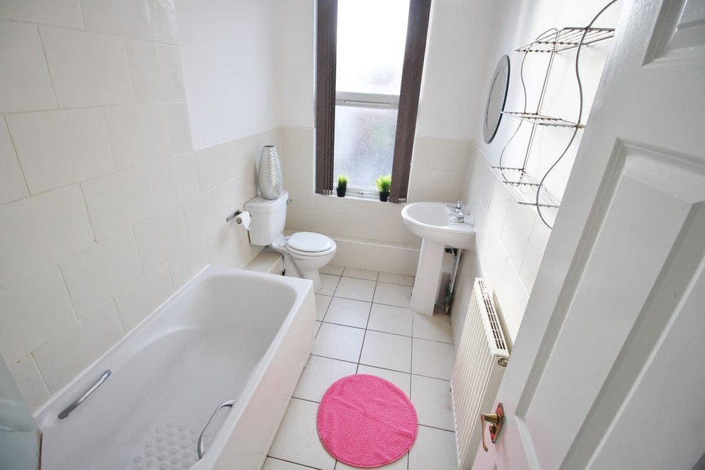 Photo of 6 Bedroom Semi-Detached House in 11 Derwentwater Terrace, Leeds, LS6 3JL