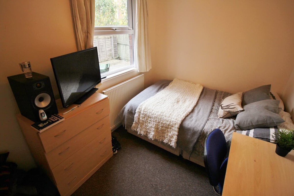 Photo of 6 Bedroom Semi-Detached House in 11 Derwentwater Terrace, Leeds, LS6 3JL