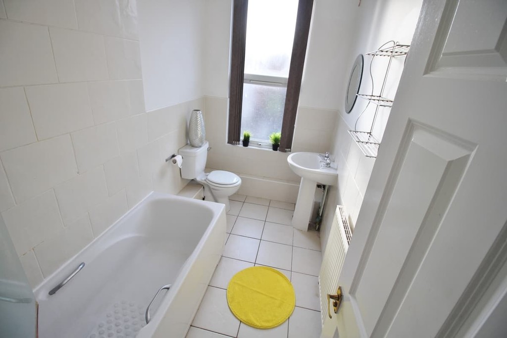 Photo of 6 Bedroom Semi-Detached House in 11 Derwentwater Terrace, Leeds, LS6 3JL