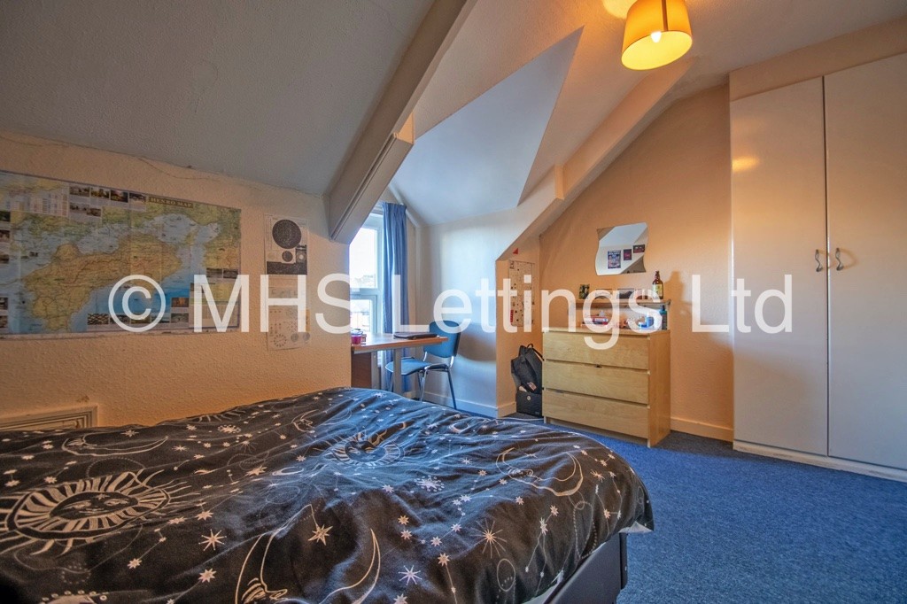 Photo of 5 Bedroom Mid Terraced House in 44 Walmsley Road, Leeds, LS6 1NG