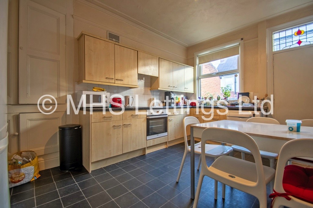 Photo of 5 Bedroom Mid Terraced House in 44 Walmsley Road, Leeds, LS6 1NG
