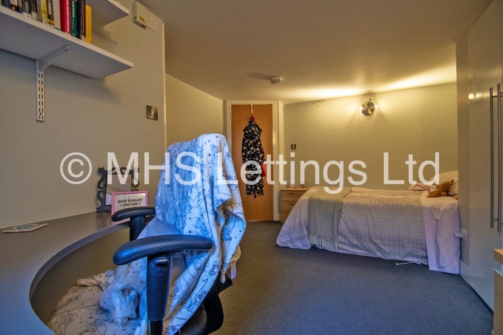 Photo of 5 Bedroom Mid Terraced House in 44 Walmsley Road, Leeds, LS6 1NG