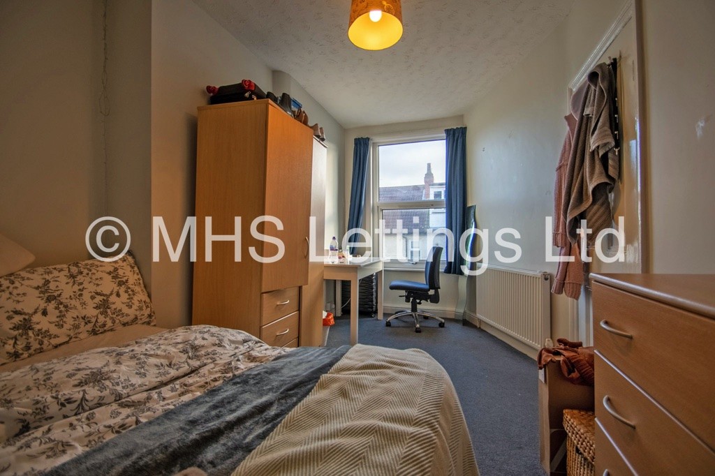 Photo of 5 Bedroom Mid Terraced House in 44 Walmsley Road, Leeds, LS6 1NG