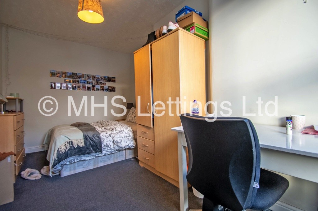 Photo of 5 Bedroom Mid Terraced House in 44 Walmsley Road, Leeds, LS6 1NG