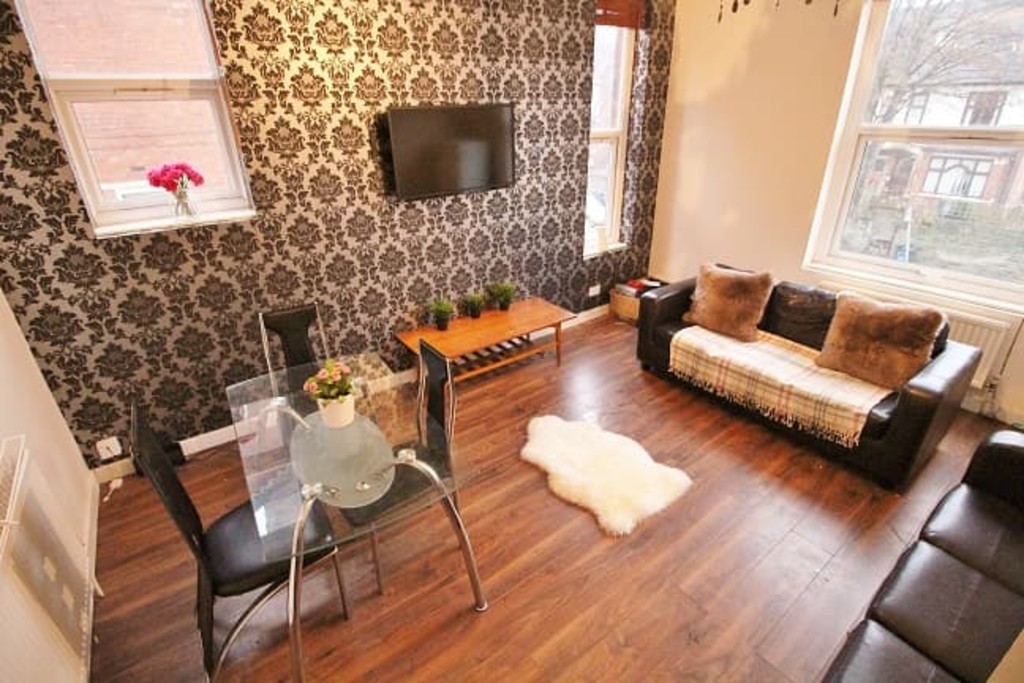 Photo of 6 Bedroom Flat in Flat 3, 70 Cardigan Road, Leeds, LS6 3BJ