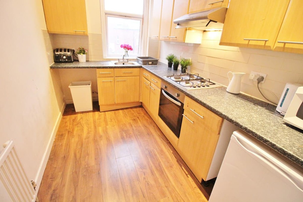 Photo of 6 Bedroom Flat in Flat 3, 70 Cardigan Road, Leeds, LS6 3BJ
