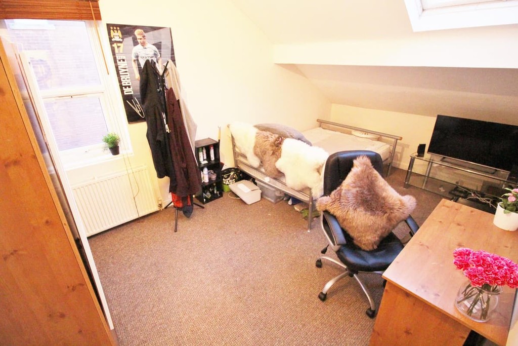 Photo of 6 Bedroom Flat in Flat 3, 70 Cardigan Road, Leeds, LS6 3BJ