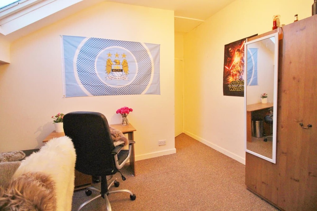 Photo of 6 Bedroom Flat in Flat 3, 70 Cardigan Road, Leeds, LS6 3BJ