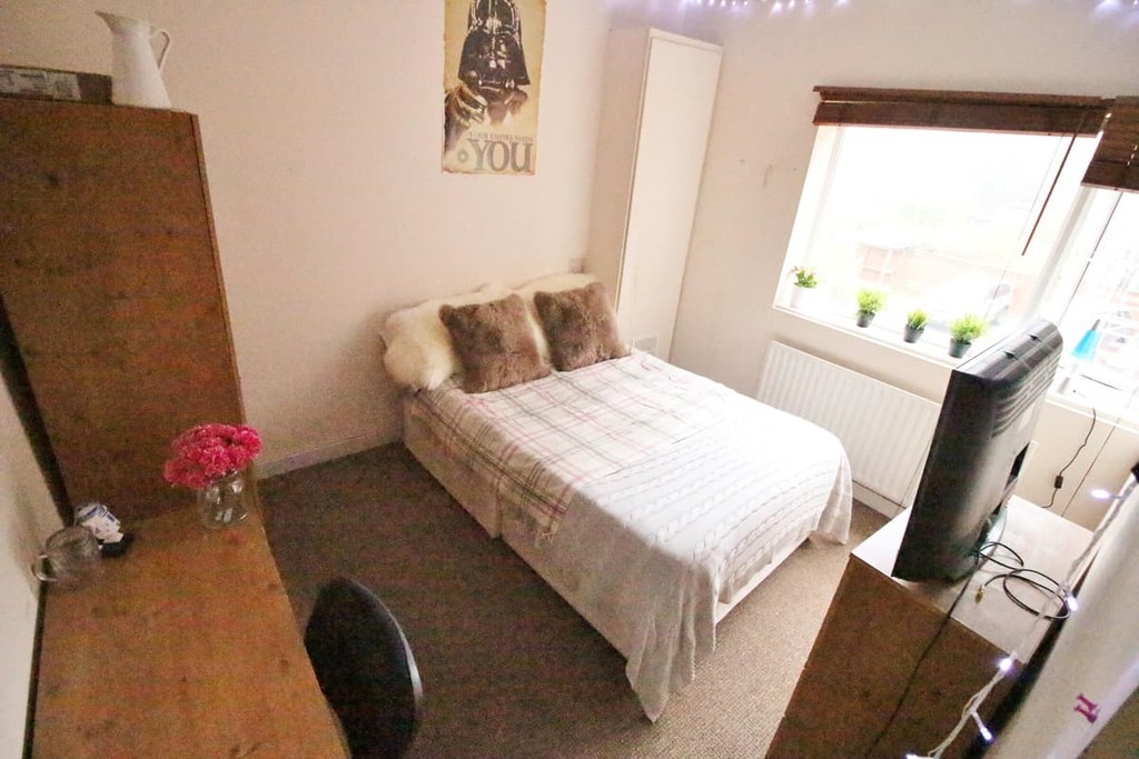 Photo of 6 Bedroom Flat in Flat 3, 70 Cardigan Road, Leeds, LS6 3BJ