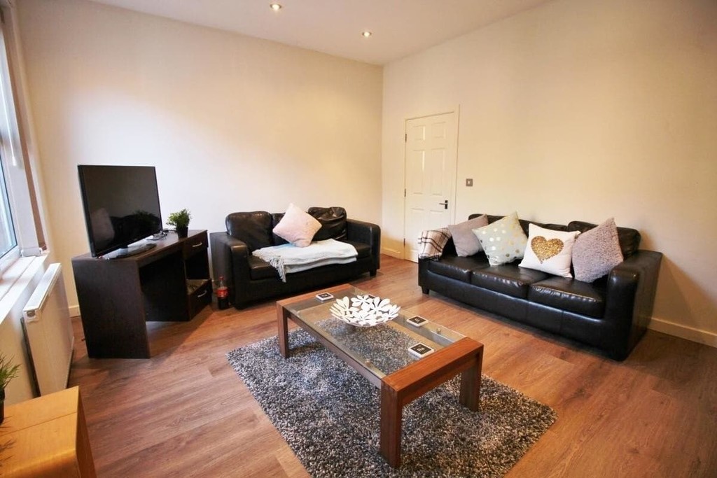 Photo of 7 Bedroom Mid Terraced House in 16 Winston Gardens, Leeds, LS6 3LA