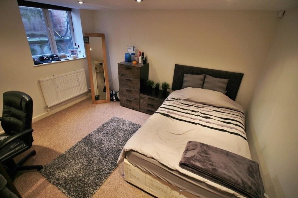 Photo of 7 Bedroom Mid Terraced House in 16 Winston Gardens, Leeds, LS6 3LA