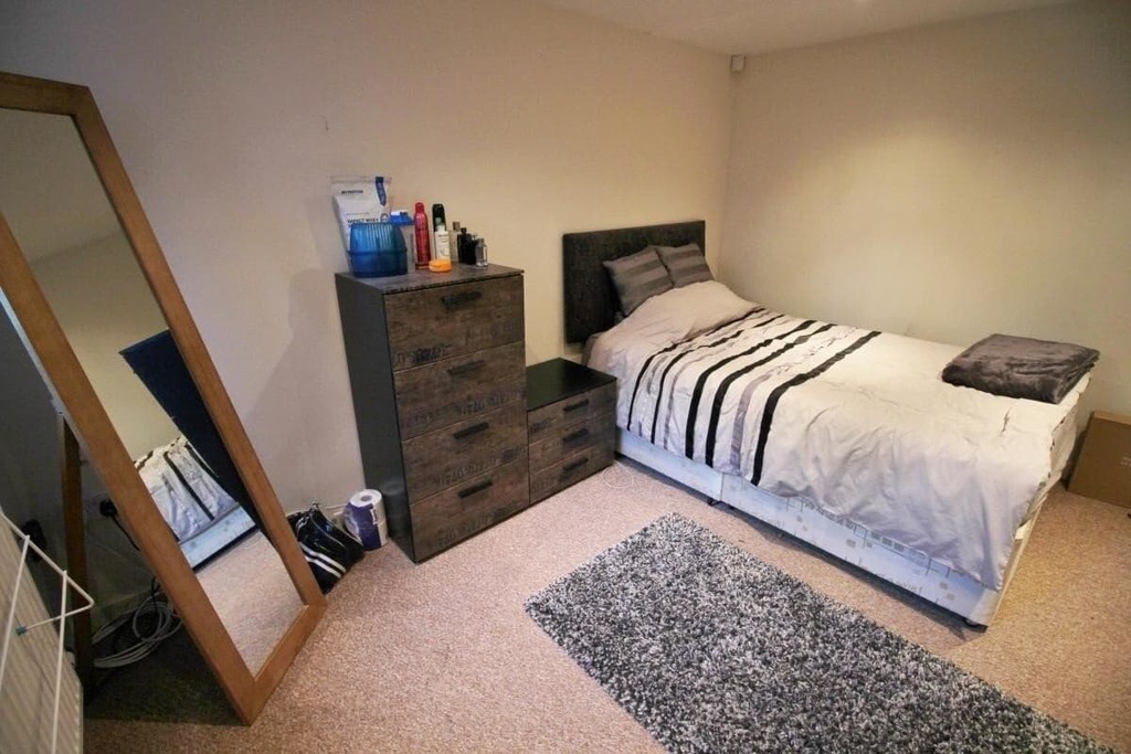 Photo of 7 Bedroom Mid Terraced House in 16 Winston Gardens, Leeds, LS6 3LA
