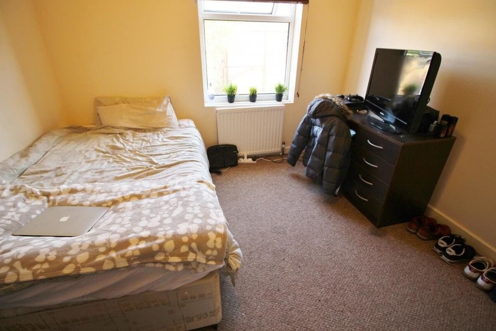 Photo of 7 Bedroom Mid Terraced House in 16 Winston Gardens, Leeds, LS6 3LA
