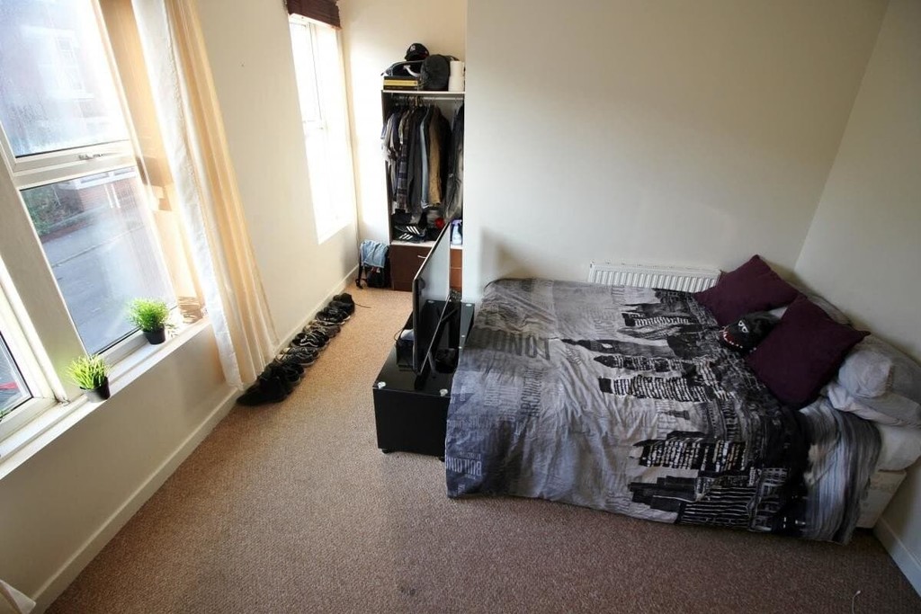 Photo of 7 Bedroom Mid Terraced House in 16 Winston Gardens, Leeds, LS6 3LA