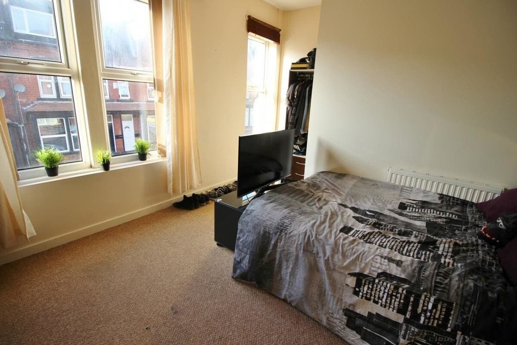 Photo of 7 Bedroom Mid Terraced House in 16 Winston Gardens, Leeds, LS6 3LA