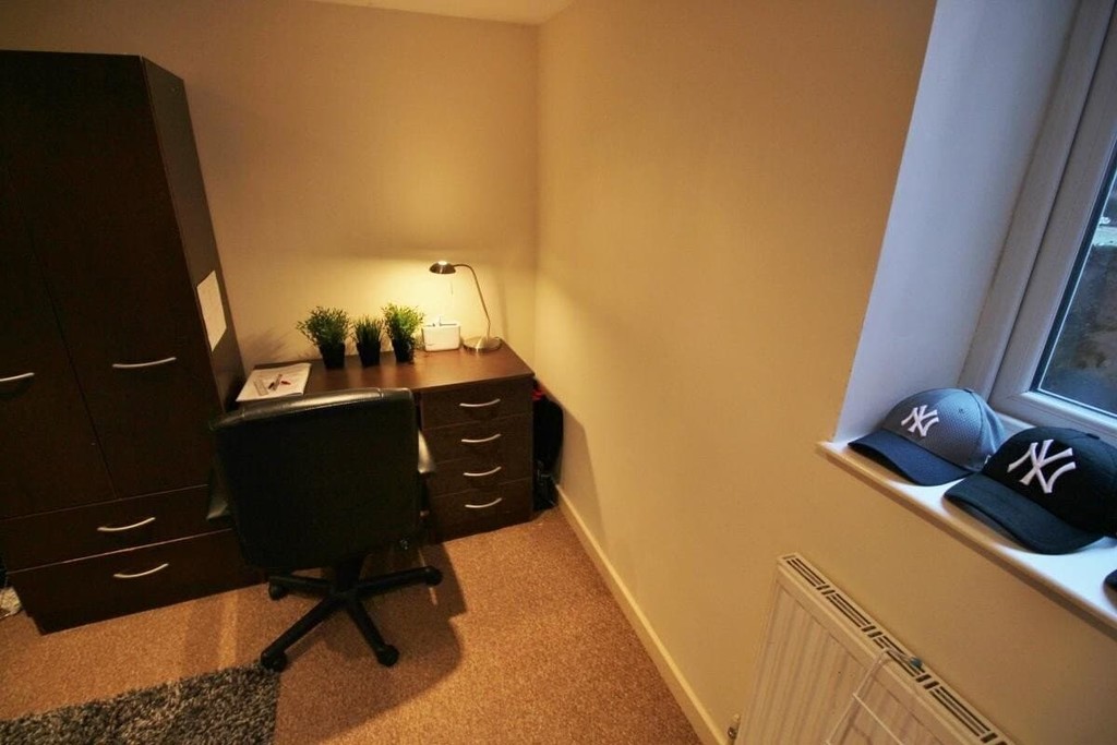 Photo of 7 Bedroom Mid Terraced House in 16 Winston Gardens, Leeds, LS6 3LA