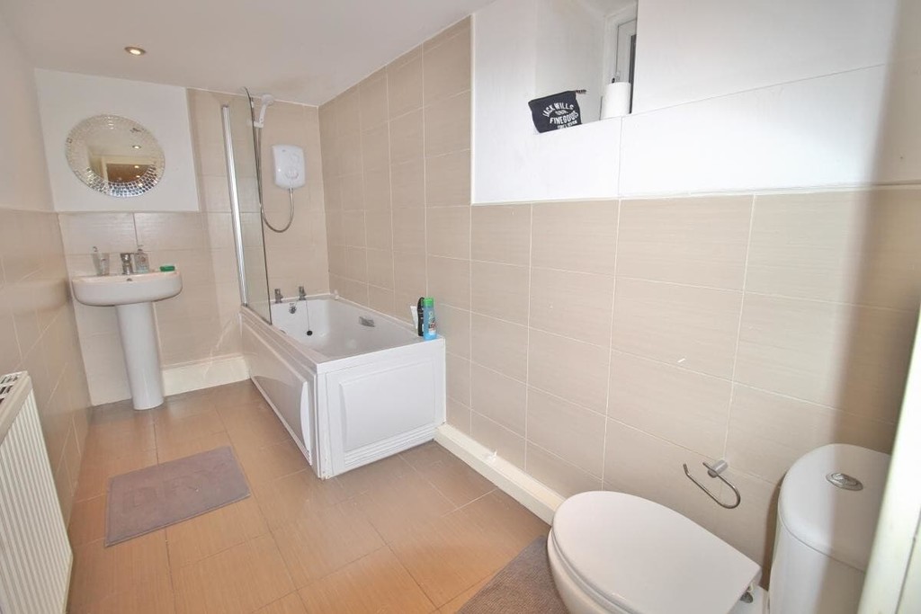 Photo of 7 Bedroom Mid Terraced House in 16 Winston Gardens, Leeds, LS6 3LA