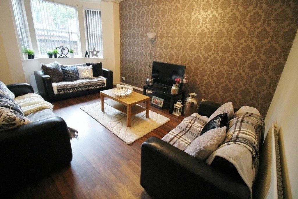 Photo of 8 Bedroom Mid Terraced House in 35 St. Michael's Road, Leeds, LS6 3BG