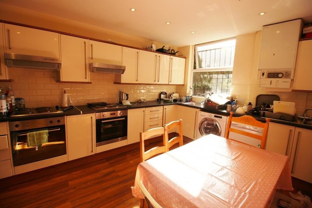 Photo of 8 Bedroom Mid Terraced House in 35 St. Michael's Road, Leeds, LS6 3BG