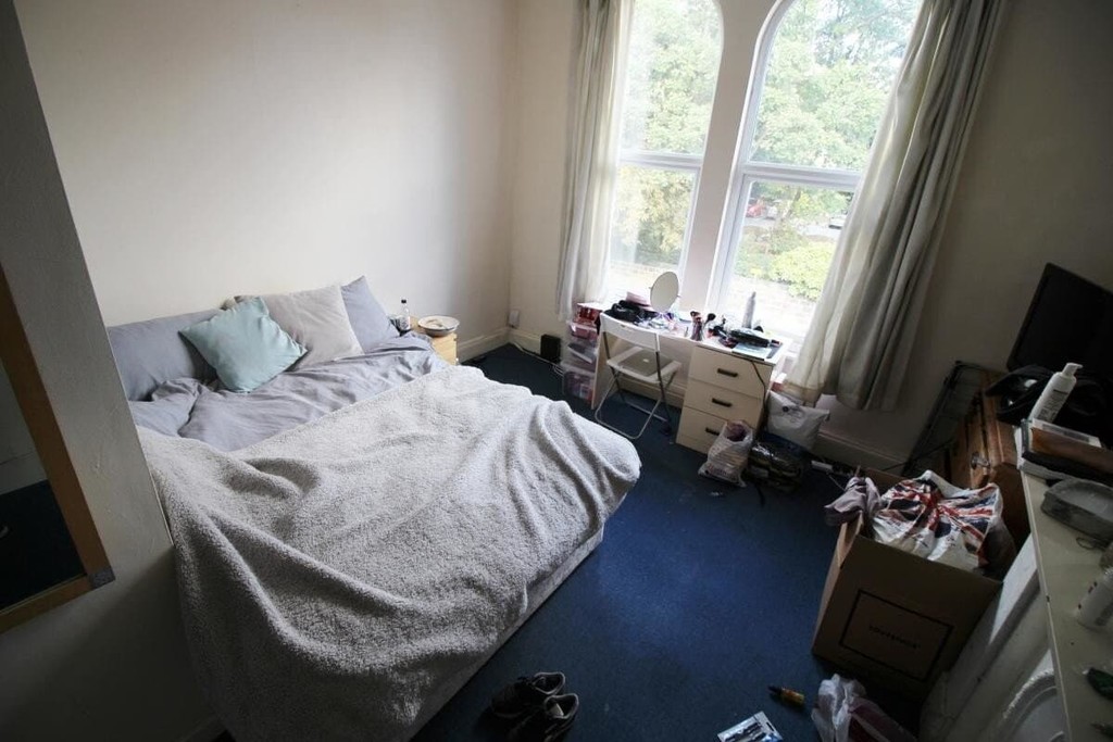 Photo of 8 Bedroom Mid Terraced House in 35 St. Michael's Road, Leeds, LS6 3BG