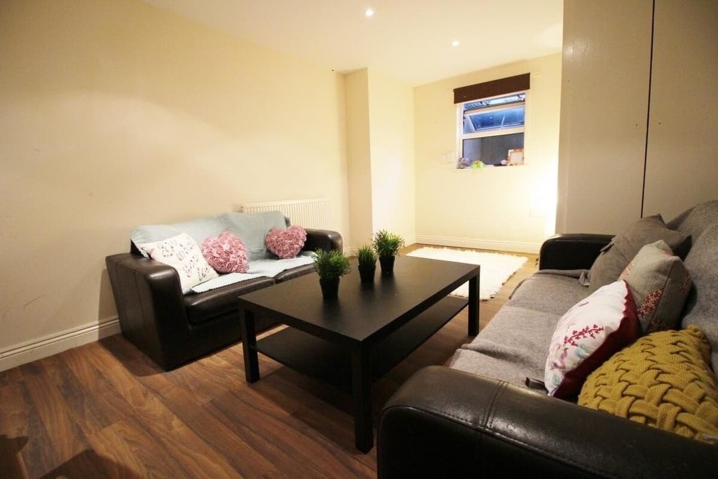 Photo of 8 Bedroom Mid Terraced House in 26 Regent Park Terrace, Leeds, LS6 2AX