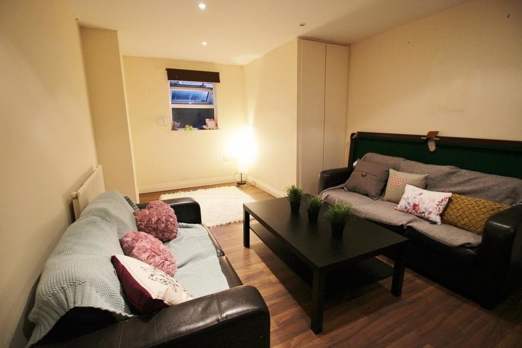 Photo of 8 Bedroom Mid Terraced House in 26 Regent Park Terrace, Leeds, LS6 2AX
