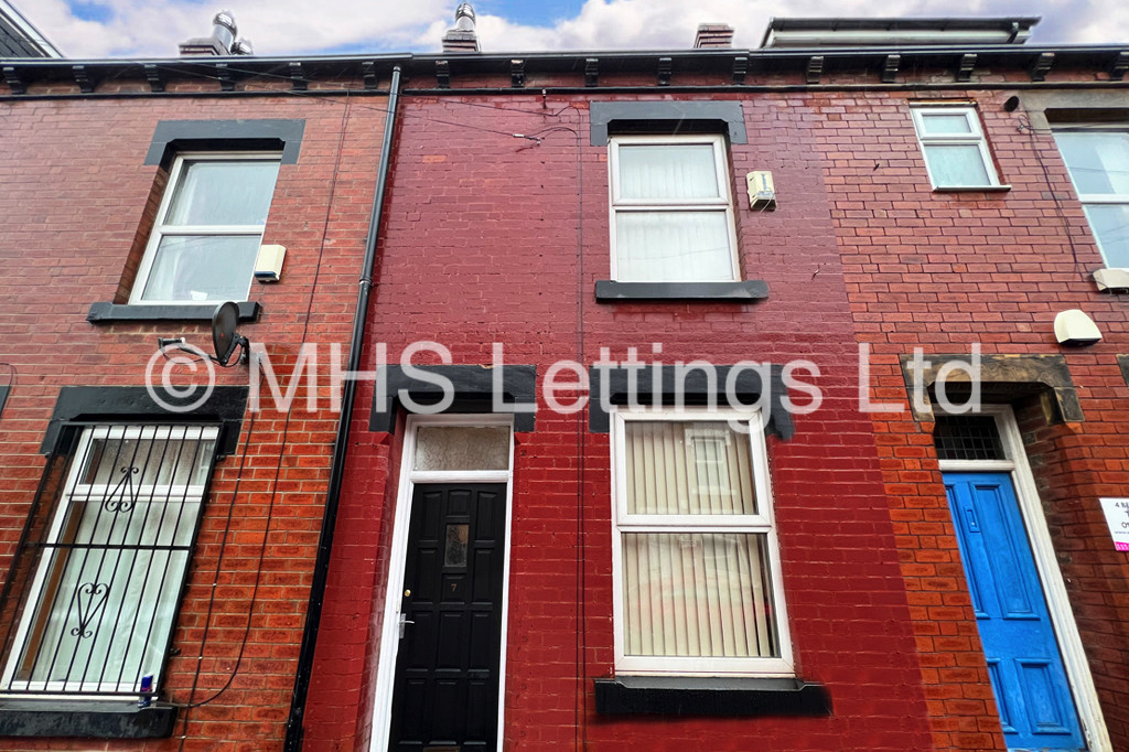 Photo of 4 Bedroom Mid Terraced House in 7 Welton Place, Leeds, LS6 1EW