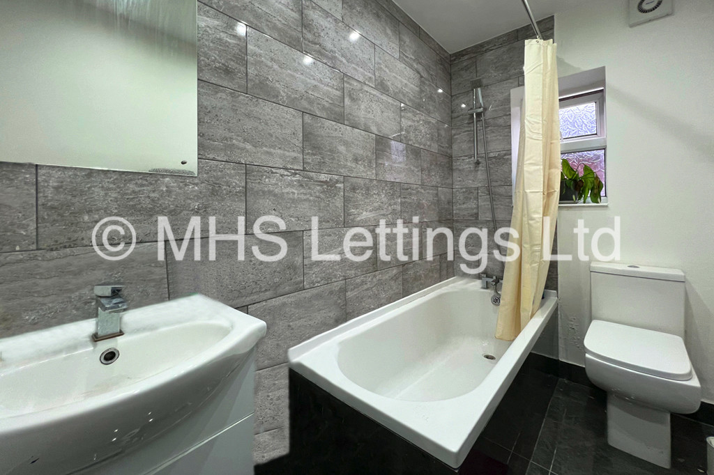 Photo of 4 Bedroom Mid Terraced House in 7 Welton Place, Leeds, LS6 1EW
