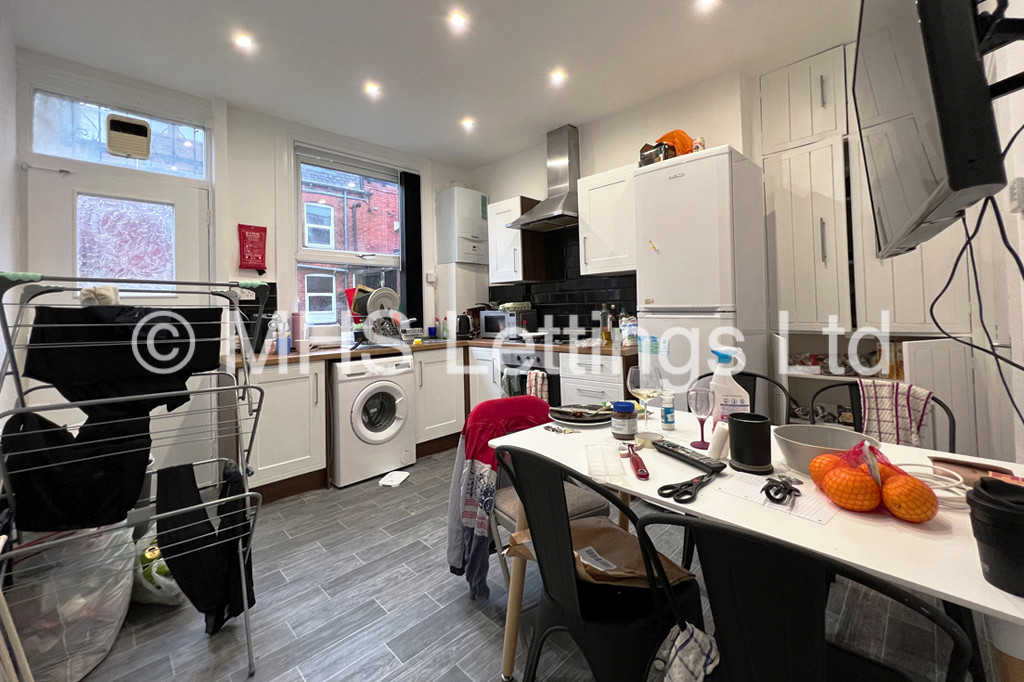 Photo of 4 Bedroom Mid Terraced House in 7 Welton Place, Leeds, LS6 1EW