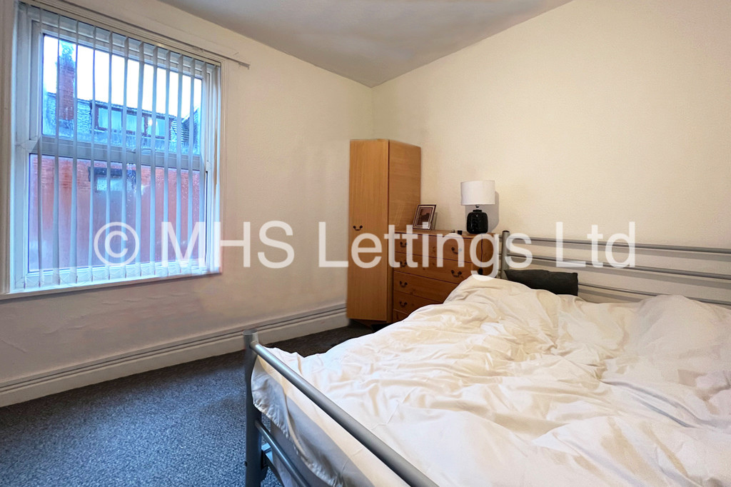 Photo of 4 Bedroom Mid Terraced House in 7 Welton Place, Leeds, LS6 1EW
