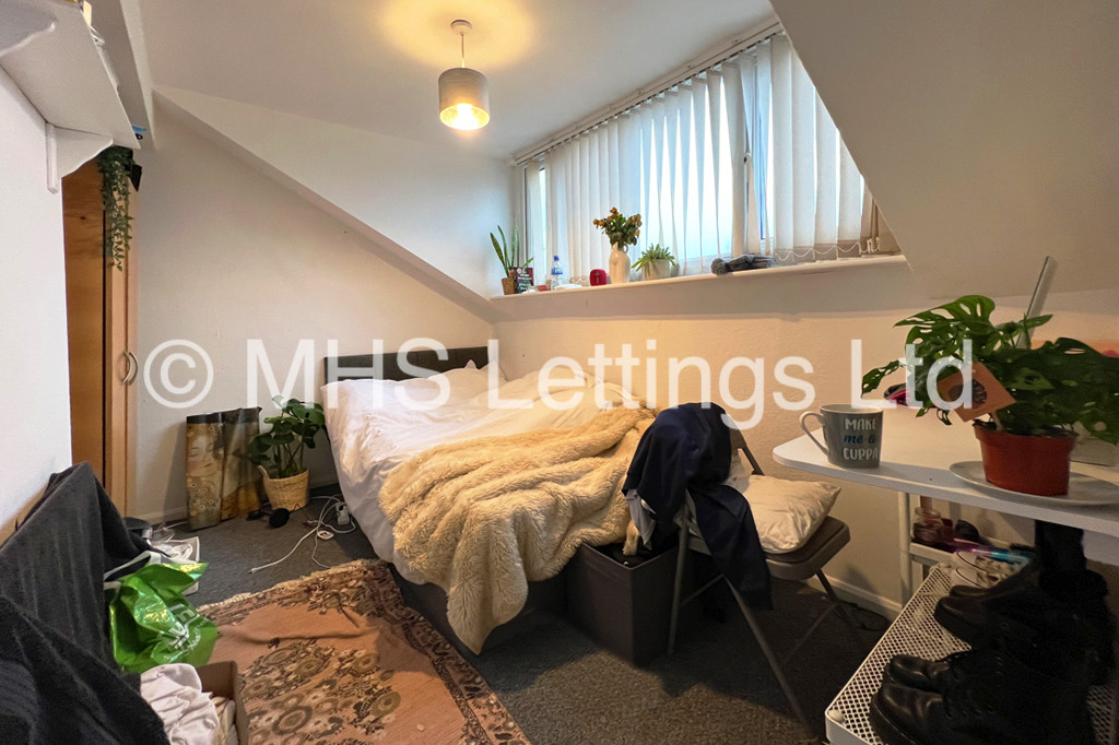 Photo of 4 Bedroom Mid Terraced House in 7 Welton Place, Leeds, LS6 1EW